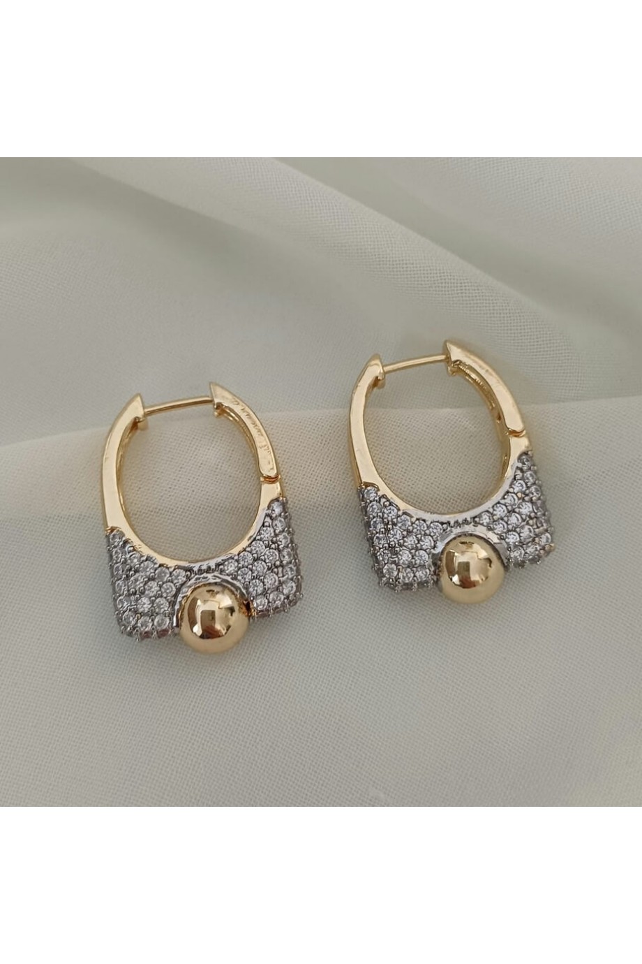 Stil Kadın Küpe Zirkon Taşlı Gold Stil Kadın Küpe Zirkon Taşlı Gold