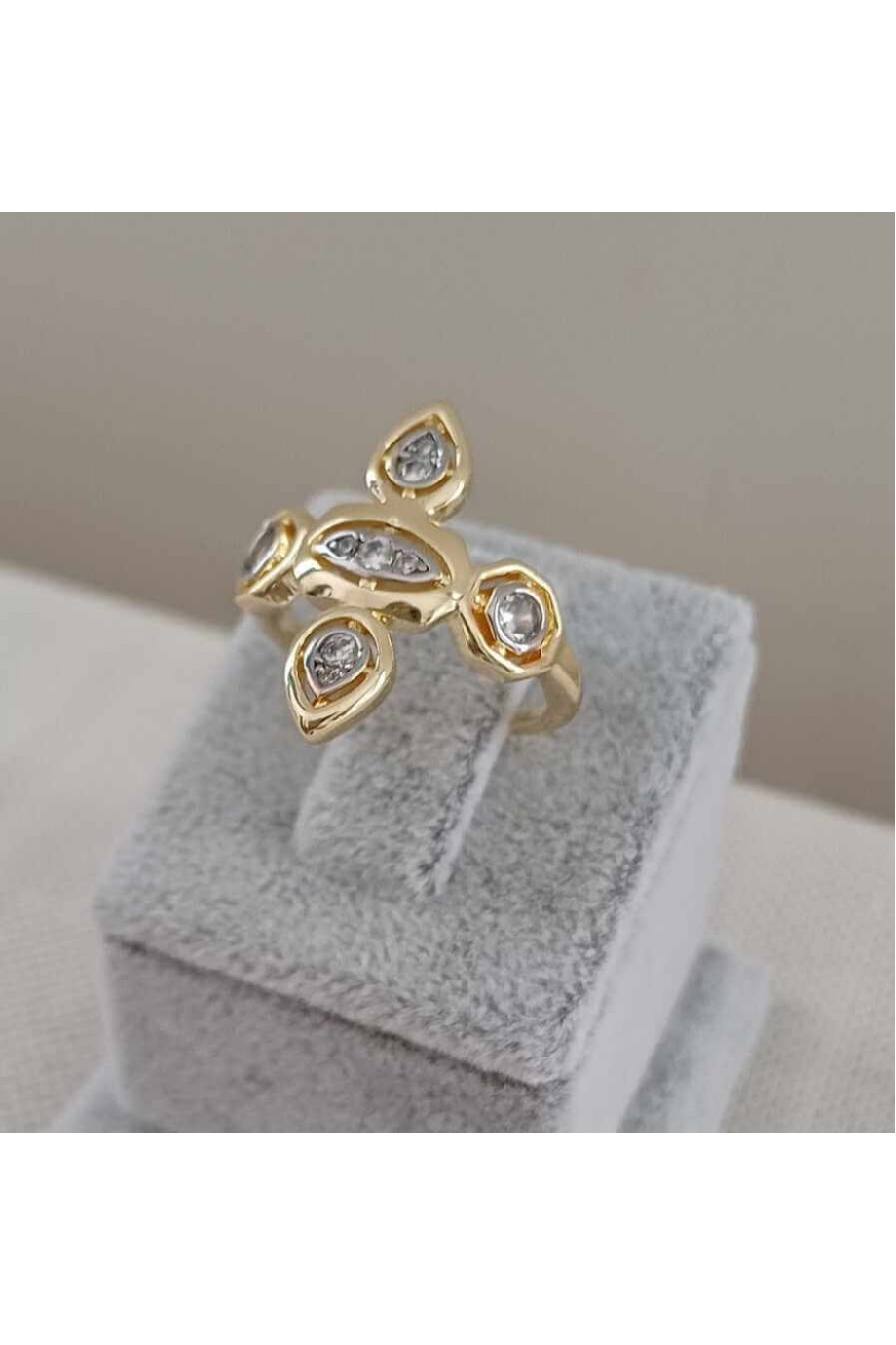 Zirkon Taşlı Gold Kadın Yüzük Zirkon Taşlı Gold Kadın Yüzük