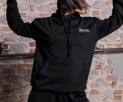 Kadın ve Erkek Spor Giyim ile Konforlu Şıklık Kadın ve Erkek Spor Giyim ile Konforlu Şıklık